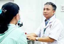 Bác sĩ giả vờ đi vệ sinh để học lén kỹ thuật mổ xương